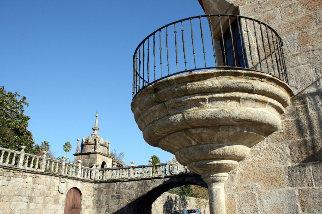 Balcón de piedra con forja del Pazo de Fefiñáns, en Cambados