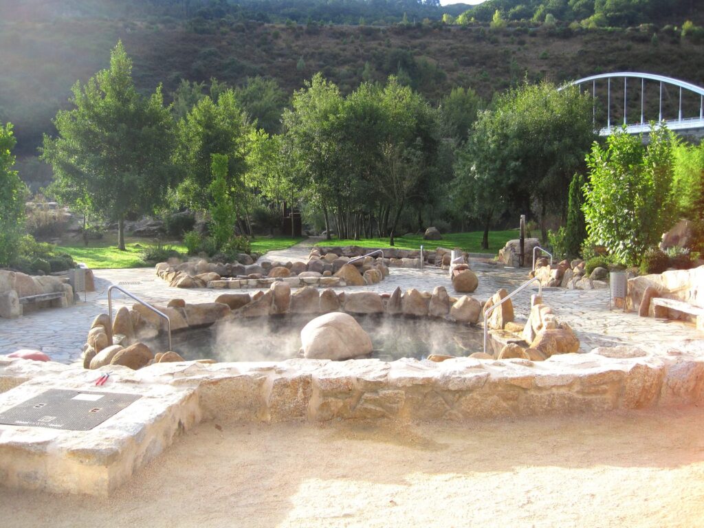 Pozas termales humeantes del Balneario Outariz en Ourense, junto al río Miño