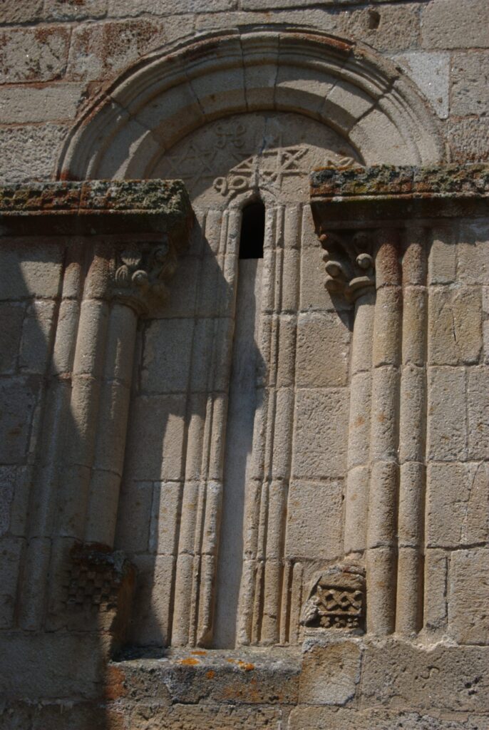 Detalle de la portada gótica de la Iglesia de Santa María de Gracia, en el recinto de Monterrei
