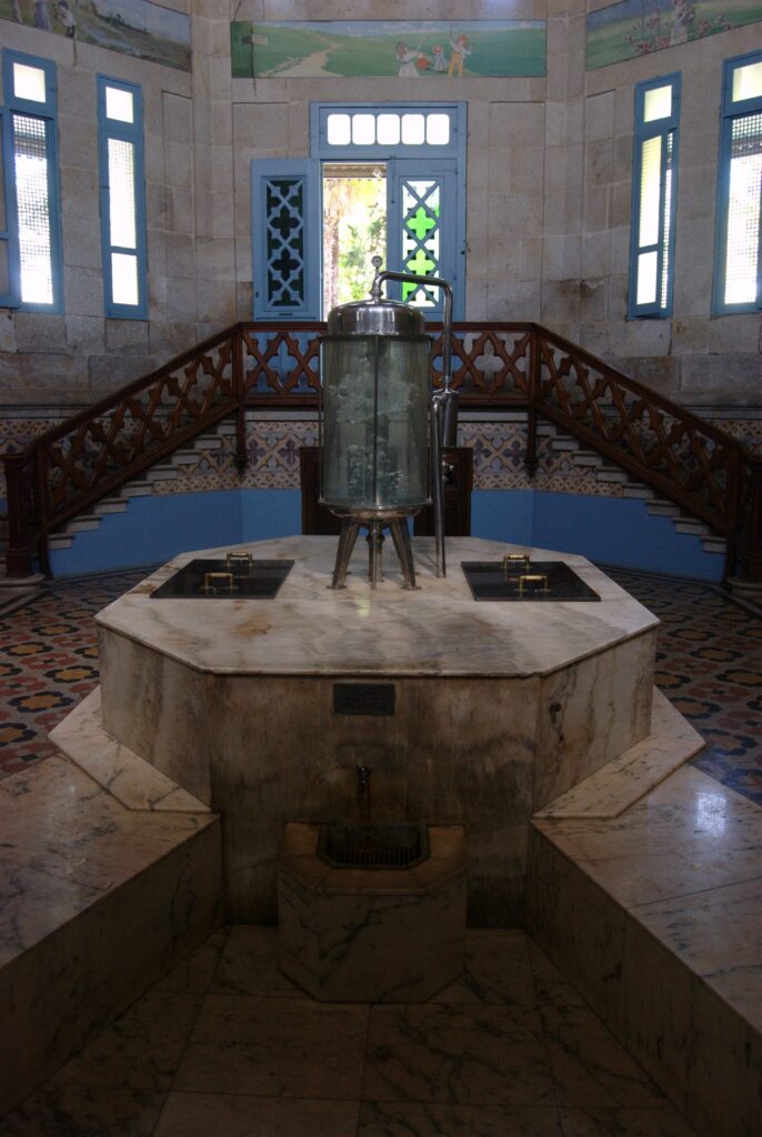 Interior del pabellón del manantial del balneario de Cabreiroá, en Verín