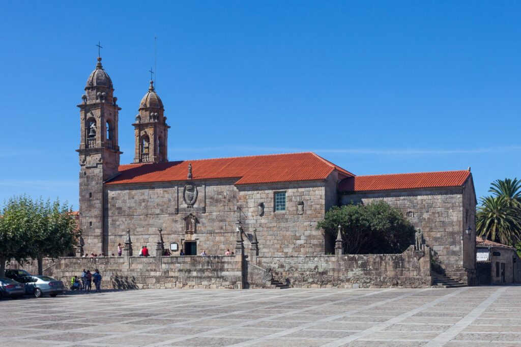 La Praza de Fefiñáns en Cambados, con la Igrexa de San Bieito al fondo