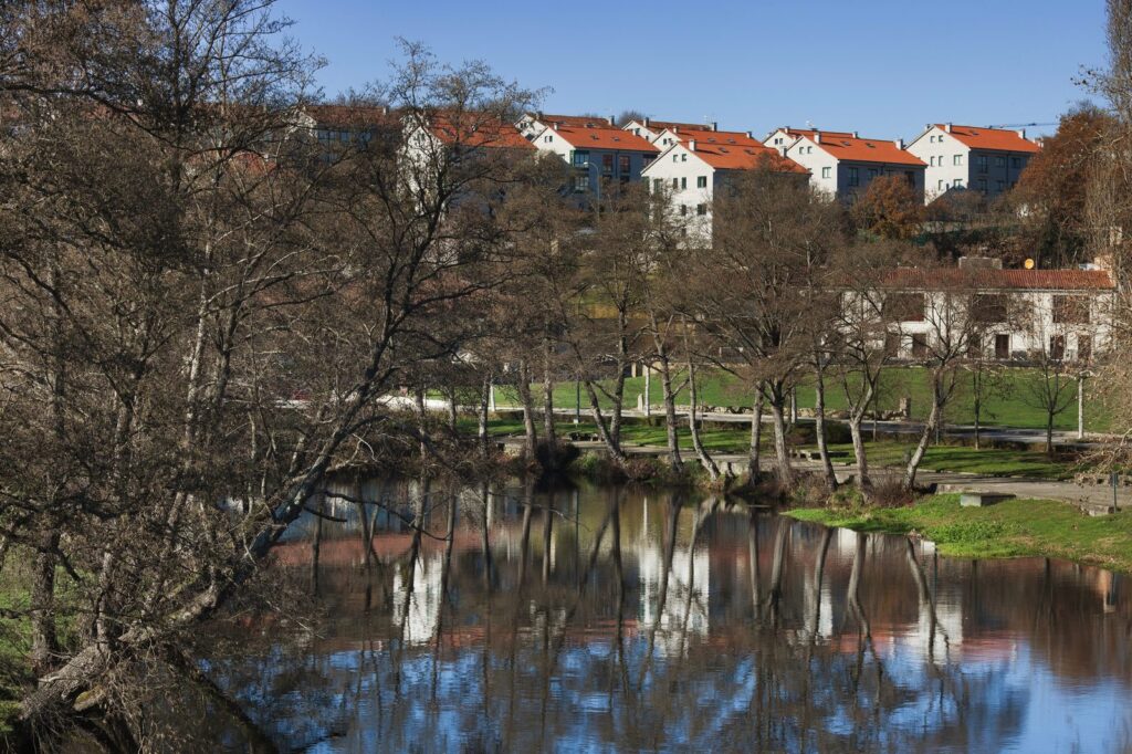 El río Arnoia a su paso por Allariz, Ourense, cerca de la praia fluvial